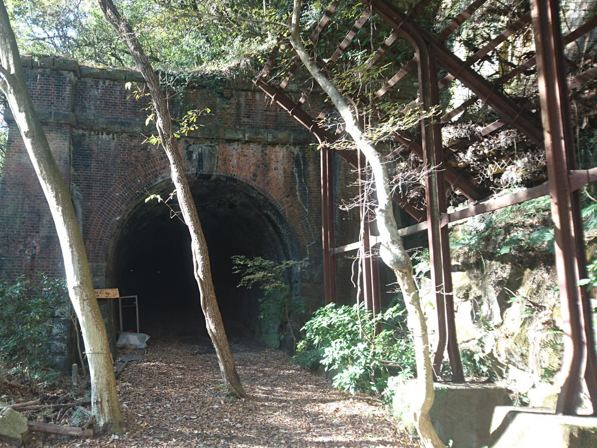 Aigi Tunnels
