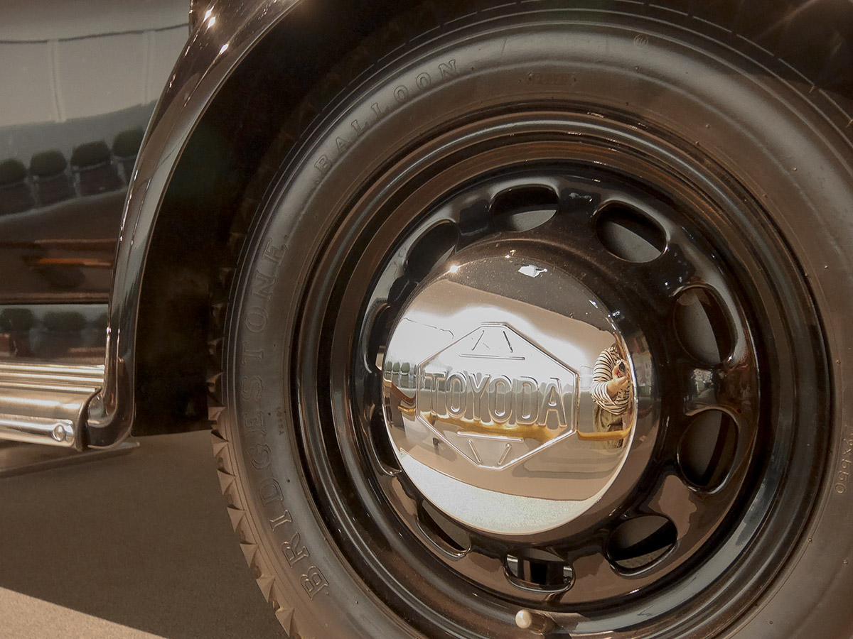 Wheel caps of the earlier models featured the "Toyoda" brand (exhibit at the Toyota Kuragaike Commemorative Hall, Toyota-City)